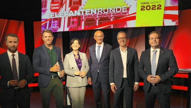Sie stellen sich am Sonntag den Tiroler Wählern (v. li.): Georg Dornauer (SPÖ), Gebi Mair (Grüne), Andrea Haselwanter-Schneider (Liste Fritz), Anton Mattle (ÖVP), Dominik Oberhofer (NEOS) und Markus Abwerzger (FPÖ) (Bild: Jöchl Martin)