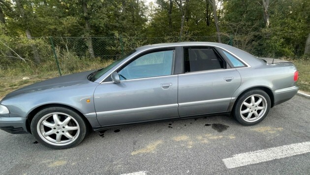 Der Audi wurde nach der Verfolgungsjagd vom Schlepper zurückgelassen. (Bild: Christian Schulter)
