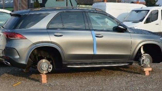 Ausgestellte Fahrzeuge auf dem Gelände von Auto- häusern wurden aufgebockt, teure Reifen abmontiert. (Bild: LPD NÖ)