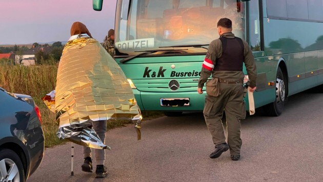 Abtransport der aufgegriffenen Flüchtlinge. Wegen der Kälte erhielten die Migranten Rettungsdecken. (Bild: Christian Schulter)