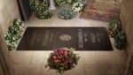 Die neue Grabplatte von Queen Elizabeth II. und ihrer engsten Familie (Bild: AFP)
