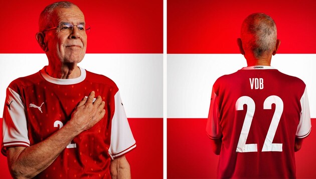 Van der Bellen präsentiert sich im ÖFB-Trikot. (Bild: zVg)