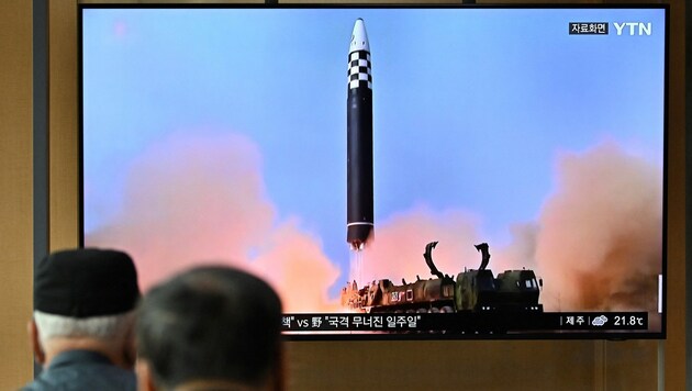 Das südkoreanische Fernsehen zeigte Bilder des Raketentests. (Bild: AFP)