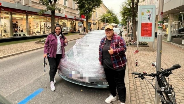 Freunde haben sich den Scherz erlaubt und das Auto von Petra Haderlap mit Frischhaltefolie eingewickelt. (Bild: Petra Haderlap )