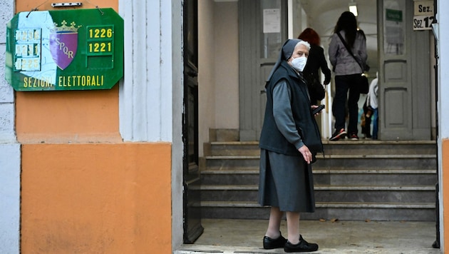 Eine Nonne kommt in ein Wahllokal, um ihre Stimme abzugeben. (Bild: APA/AFP/Alberto PIZZOLI)