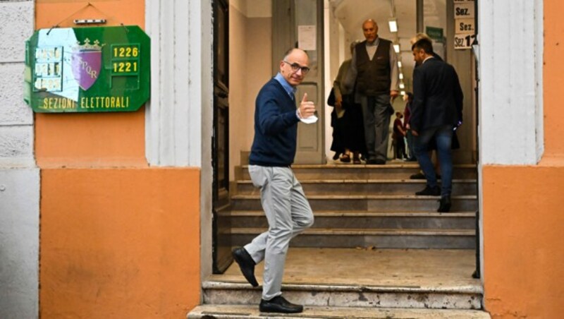 Der Vorsitzende der italienischen Mitte-Links-Partei PD, Enrico Letta, kommt zur Stimmabgabe in ein Wahllokal. (Bild: APA/AFP/Alberto PIZZOLI)