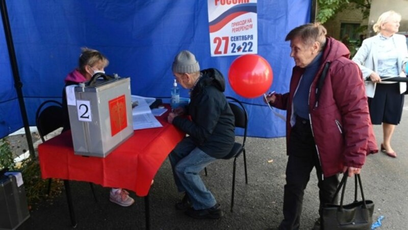 Die russischen Scheinreferenden werden im Freien abgehalten, Wahlkabinen gibt es nicht. (Bild: AP)