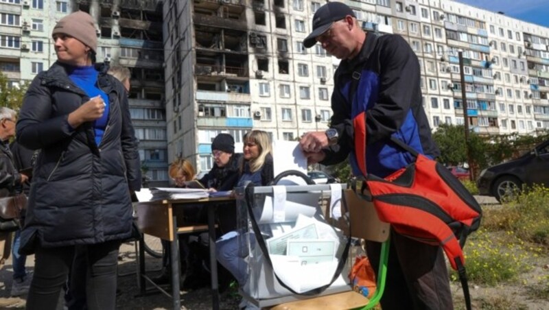 Vor den Ruinen ihrer Häuser müssen die Bewohner Mariupols über den Anschluss an Russland abstimmen. (Bild: AP)