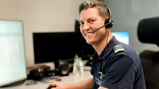 Europas bester Notrufdisponent kommt aus Wien: Klaus Steindl wurde zum europäischen „Dispatcher of the Year 2022“ gewählt. (Bild: APA/BERUFSRETTUNG WIEN)