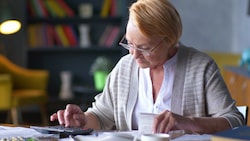 Komm ich im Alter über die Runden? Viele Österreicher rechnen ihre Pension aus. (Bild: stock.adobe.com/nimito)