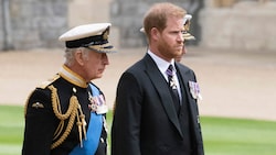 Das Verhältnis zwischen Harry und seinem Vater, König Charles III., ist mehr als angespannt. (Bild: APA/AFP)