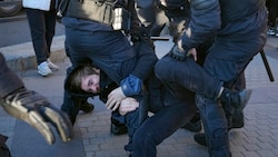 Russische Polizisten nehmen einen Demonstranten fest, der gegen die Mobilisierung protestiert. (Bild: ASSOCIATED PRESS)