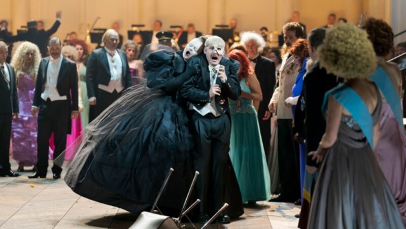 Flurina Stucki (Sopran) und Matthias Koziorowski (Tenor) inmitten des Chors der Oper Graz. (Bild: Werner Kmetitsch)