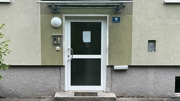 In einer der Wohnungen hinter dieser Tür soll sich die Bluttat abgespielt haben. (Bild: fotokerschi.at/Mader)