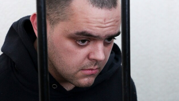 Der britische Staatsbürger Aiden Aslin am 9. Juni hinter Gittern in einem Gerichtssaal in Donezk. (Bild: The Associated Press)