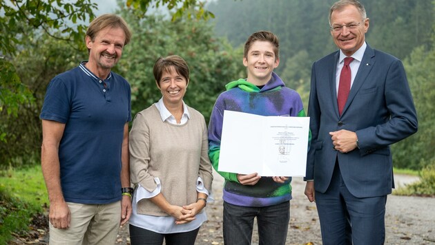 LH Thomas Stelzer ehrte den jungen Lebensretter (im Bild mit seinen Eltern). (Bild: Land OÖ/Peter Mayr)