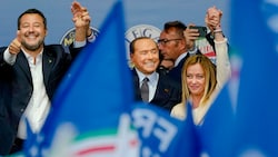 Die Parteichefs des MItte-Rechts-Blocks (v.l.): Matteo Salvini (Lega), Silvio Berlusconi (Forza Italia) und Giorgia Meloni (Fratelli d‘Italia) (Bild: The Associated Press)