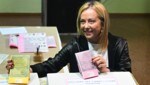 Die Vorsitzende der postfaschistischen Partei „Brüder Italiens“, Giorgia Meloni, gab ihre Stimme am Sonntag in einem Wahllokal in Rom ab. (Bild: AFP)