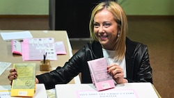 Die Vorsitzende der postfaschistischen Partei „Brüder Italiens“, Giorgia Meloni, gab ihre Stimme am Sonntag in einem Wahllokal in Rom ab. (Bild: AFP)