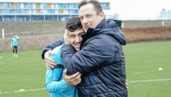 U21-Teamchef Werner Gregoritsch (rechts) herzt Yusuf Demir (Bild: ÖFB/Patrick Vranovsky)