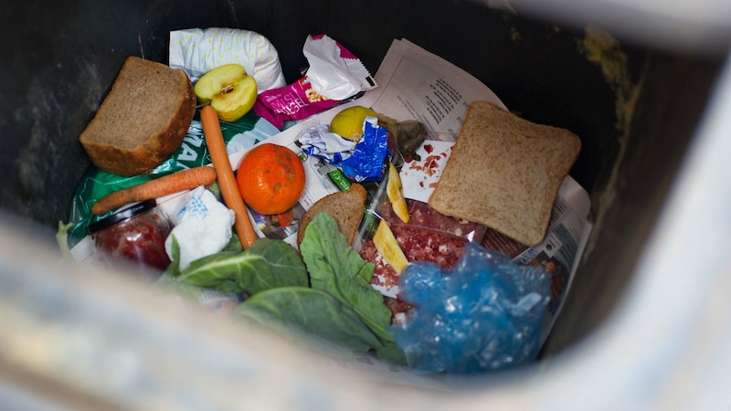 Food in the bin: this also harms the climate (Bild: APA/dpa-Zentralbild/Patrick Pleul)