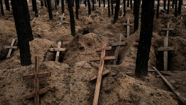 In der zurückeroberten Stadt Isjum im Osten der Ukraine sind nach Angaben des ukrainischen Präsidenten Wolodymyr Selenskyj zwei weitere Massengräber gefunden worden. (Bild: AFP/Yasuyoshi Chiba)