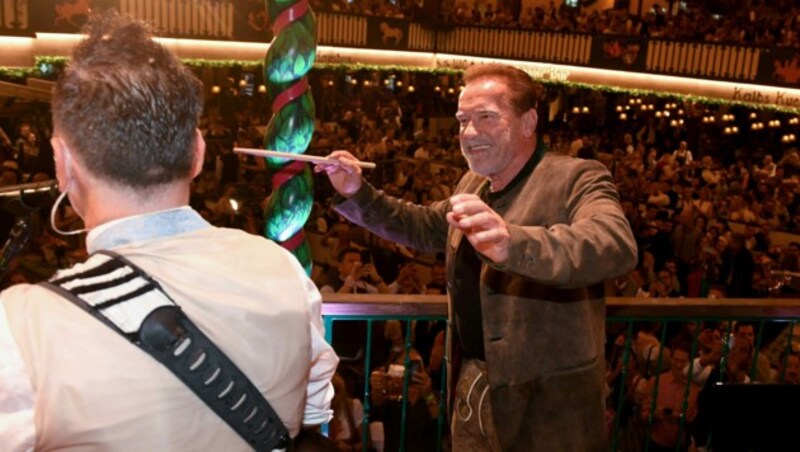 Arnold Schwarzenegger stattete dem Münchner Oktoberfest am Wochenende einen Besuch ab. (Bild: APA/dpa/Felix Hörhager)