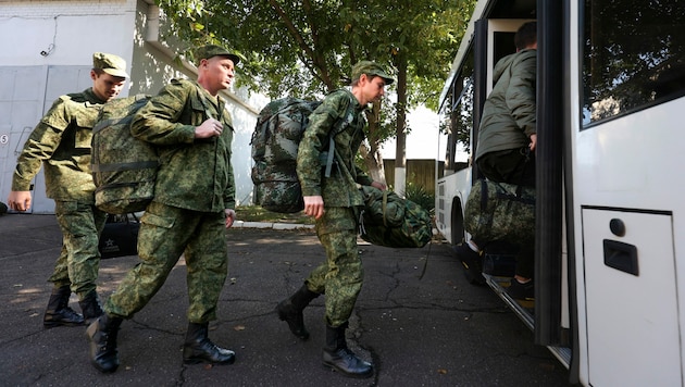 Die russische Armee greift nun auch auf Häftlinge für ihren Krieg in der Ukraine zurück. (Bild: AP)