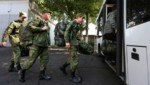 Russische Männer werden zum Kriegsdienst eingezogen. (Bild: AP)