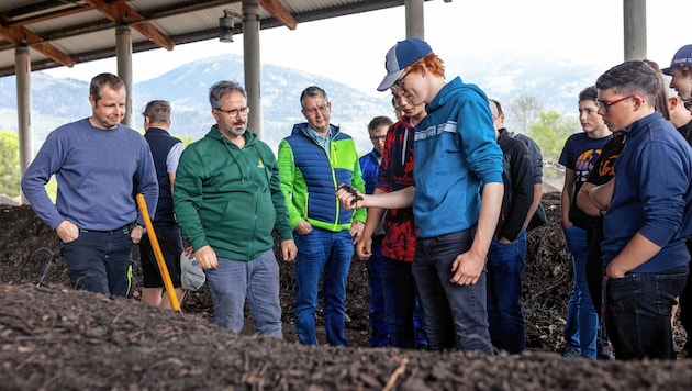 Gemeinsam mit den Schülern der LLA begann man mit der Kompostierung der Felder und setzte damit den Startpunkt. (Bild: Stadt Lienz/Brunner Images)