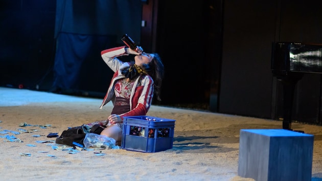 Sophie Kidwell als „Carmen“ in der Kurzversion der Kult-Oper „Carmen“, die Gregor Horres bunt und passend für die BlackBox inszeniert. (Bild: Petra Moser)