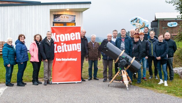 Treffpunkt war das Astronomischen Zentrum Martinsberg: Mit Vereinsmitgliedern blickten die Gewinner in die Sterne – und konnten mit den Profis über das All diskutieren. (Bild: Klaus Schindler)