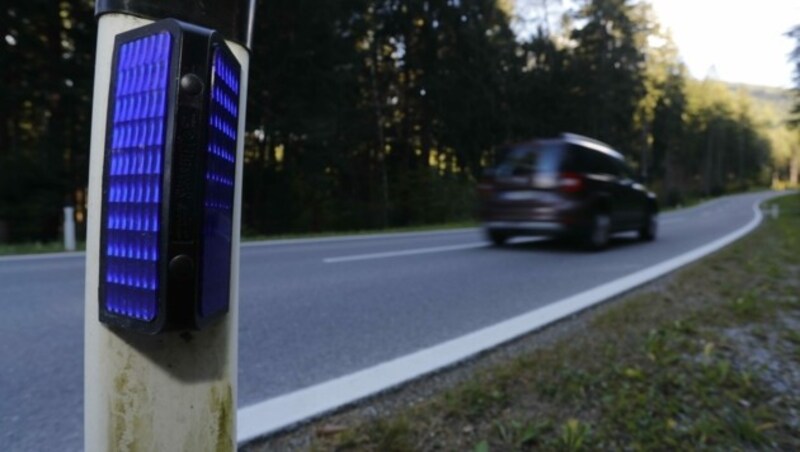 Als Autofahrer nimmt man die Warngeräte auf Leitpfosten kaum wahr. (Bild: Birbaumer Christof)