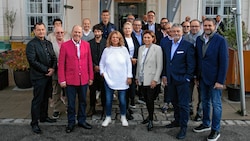 Wiens Top-Gastronomen und Produzenten: u.a. Peter Dobcak (2.v.l), Ilan und Haya Molcho , Tourismus-Staatssekretärin Susanne Kraus-Winkler und Initiator Reinhard Hanusch (rechts daneben) sowie Robert Huth ((2. Reihe Mitte) setzen sich für die Initiative ein (Bild: © Michael Chuop)