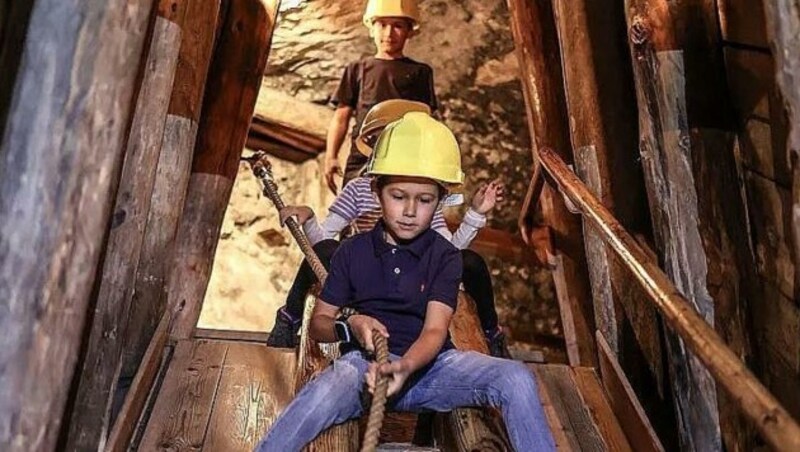 Eine echte „Knappenrutsche“ kann man im Bergbaumuseum Hall in Tirol real erleben. (Bild: TVB Hall-Wattens)