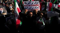 Der Tod einer weiteren jungen Frau sorgt bei Unterstützern der Proteste im Iran (Bild) für Aufregung. (Bild: Associated Press)