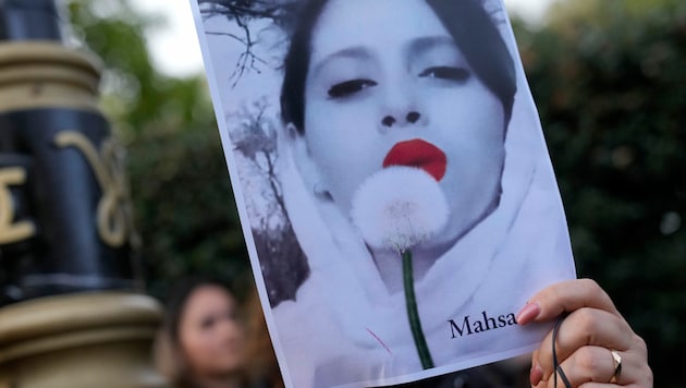 Nach dem Tod von Mahsa Amini in Polizeigewahrsam ignorieren viele Frauen in den Metropolen des Landes die Kopftuchpflicht. Eine Ingenieurin wurde jetzt zu 74 Peitschenhieben verurteilt. (Bild: ASSOCIATED PRESS)