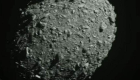 Im Rahmen des Double Asteroid Redirection Test (DART) ist es der NASA in der Nacht auf Dienstag erfolgreich gelungen, eine Sonde absichtliche mit dem Asteroiden Dimorphos (das Bild zeigt diesen fünf Sekunden vor dem Aufprall) kollidieren lassen. (Bild: NASA (Screenshot))