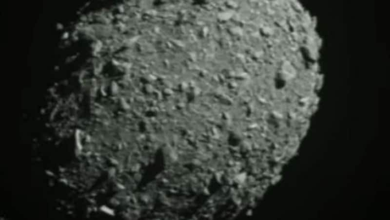 Im Rahmen des Double Asteroid Redirection Test (DART) ist es der NASA in der Nacht auf Dienstag erfolgreich gelungen, eine Sonde absichtlich mit dem Asteroiden Dimorphos (das Bild zeigt diesen fünf Sekunden vor dem Aufprall) kollidieren zu lassen. (Bild: NASA (Screenshot))