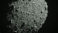 Im Rahmen des Double Asteroid Redirection Test (DART) ist es der NASA in der Nacht auf Dienstag erfolgreich gelungen, eine Sonde absichtlich mit dem Asteroiden Dimorphos (das Bild zeigt diesen fünf Sekunden vor dem Aufprall) kollidieren zu lassen. (Bild: NASA (Screenshot))