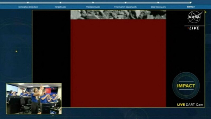 Der Bildausfall (rot) zeigt den Moment des Aufschlages der DART-Sonde auf dem Asteroiden Dimorphos. (Bild: AFP/NASA)