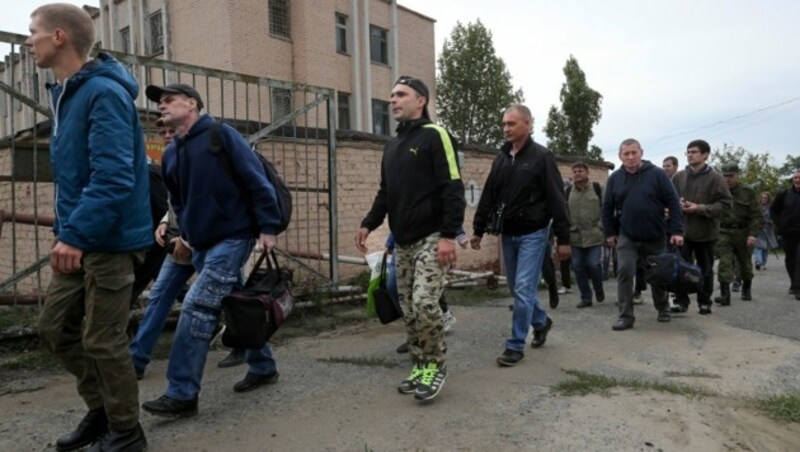 Rekruten vor einer Militärbasis in Wolgograd (Bild: AP)