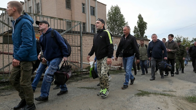 Rekruten vor einer Militärbasis in Wolgograd (Bild: AP)