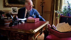 Ein am 23. September 2022 veröffentlichtes Bild des Buckingham-Palastes zeigt König Charles III. bei der Erledigung offizieller Regierungsaufgaben im Buckingham-Palast. (Bild: APA/AFP/Buckingham Palace/Victoria Jones)