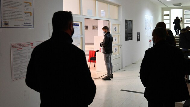 Wähler in Mostar (Bild: ELVIS BARUKCIC / AFP)