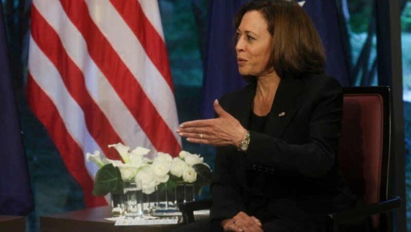 Auch US-Vizepräsidentin Kamala Harris nimmt an den Begräbnisfeierlichkeiten für Shinzo Abe teil. (Bild: AFP)