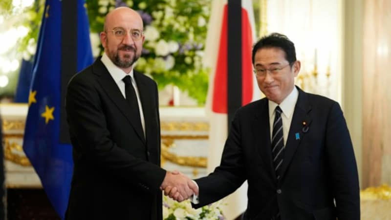 Der Präsident des Europäischen Rates, Charles Michel, war im Vorfeld der Trauerfeier mit dem amtierenden Premierminister Fumio Kishida zusammengetroffen. (Bild: AP)