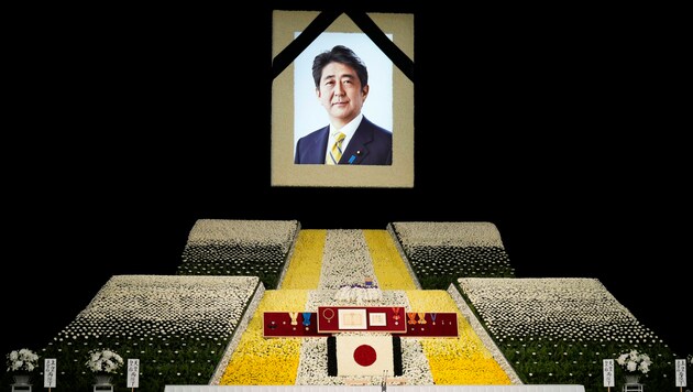 Shinzo Abe war während einer Wahlkampfrede in der alten Kaiserstadt Nara auf offener Straße erschossen worden. (Bild: AP)