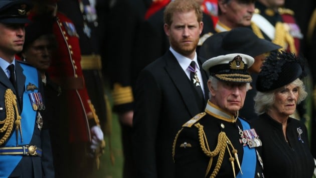 König Charles mit Königin Camilla und seinen Söhnen Prinz William und Prinz Harry beim Staatsbegräbnis von Queen Elizabeth (Bild: APA/Photo by ISABEL INFANTES/AFP)