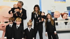 Alec Baldwin und seine Hilaria mit ihren Kindern bei der Premiere des Films „Boss Baby: Family Business“ im Juni 2021 in New York (Bild: AFP )